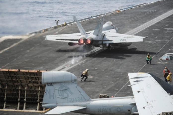 Super Hornet trên đường băng tàu sân bay